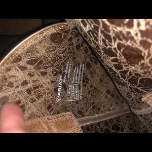 I am selling a pair of cowgirl boots. Size 8